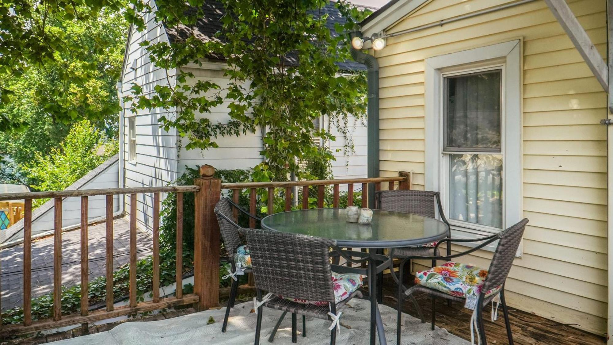 Charming In Bustling Clifton & Crescent Hill Apartment