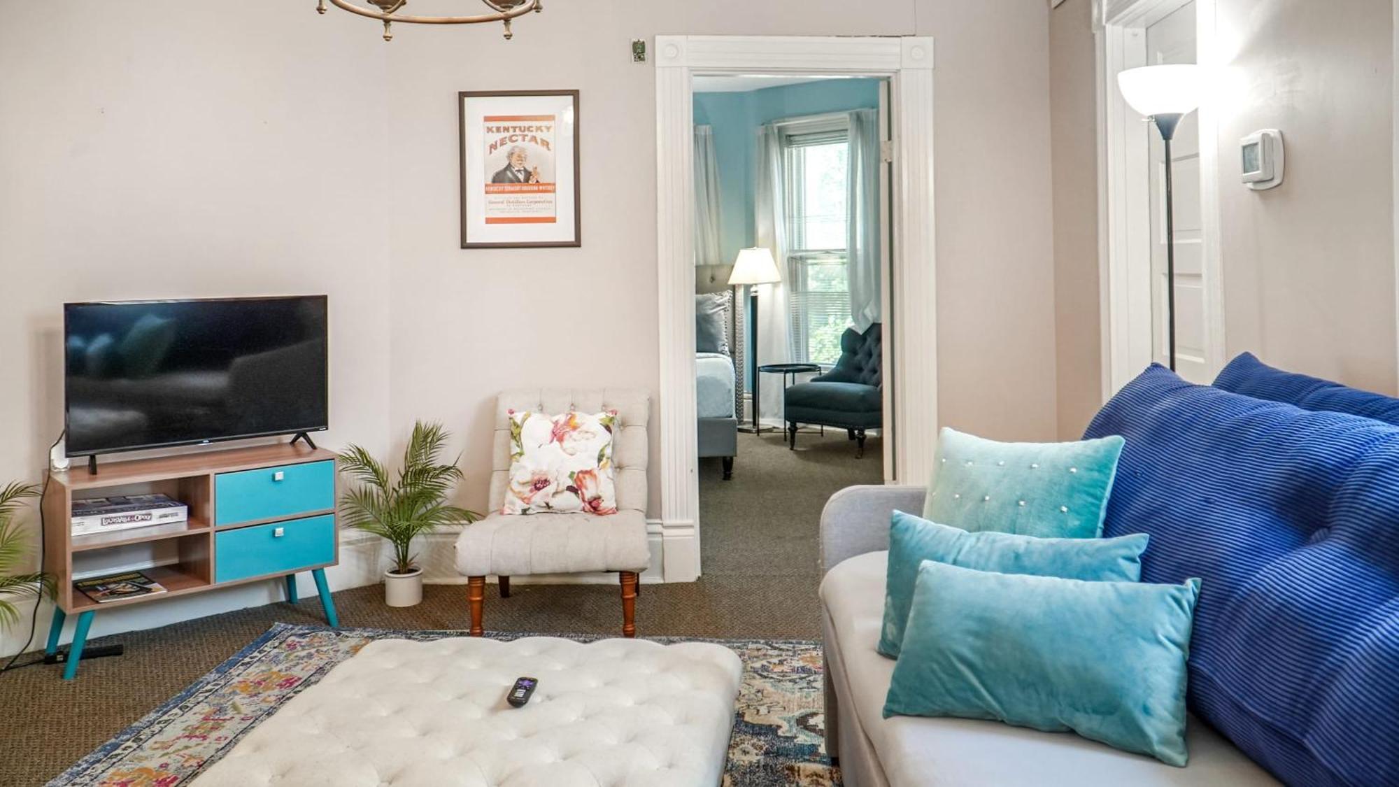 Charming In Bustling Clifton & Crescent Hill Apartment *