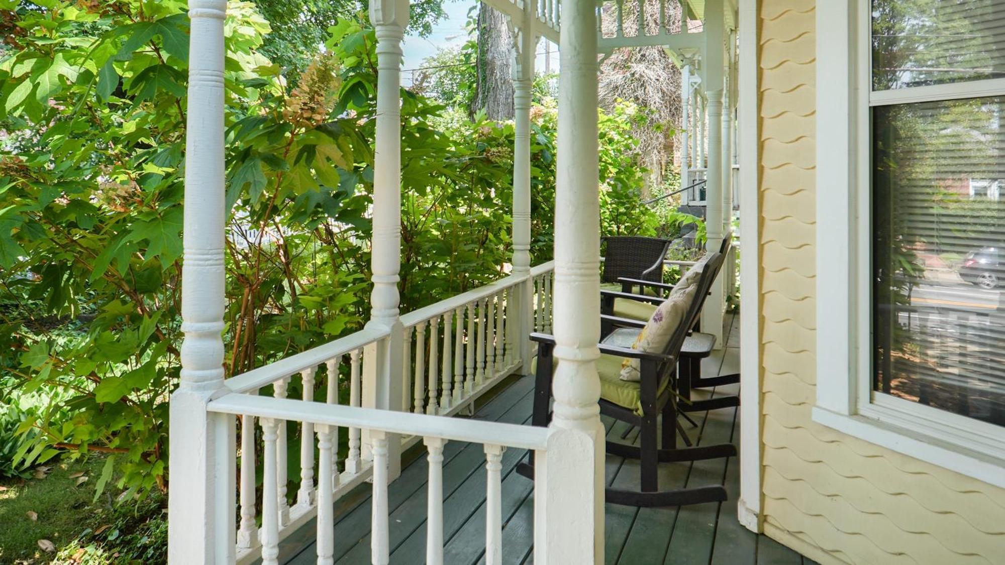 Charming In Bustling Clifton & Crescent Hill Apartment